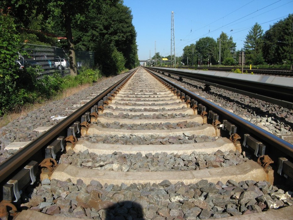 Tłumiki  SilentTrackTM zastosowane w celu redukcji hałasu na 16 km trasie nowej linii kolei podmiejskiej na przedmieściach SYDNEY
